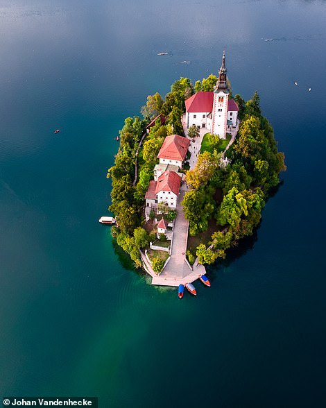 Đảo Bled trong truyện cổ tích, nằm giữa Hồ Bled của Slovenia. Điểm nổi bật nhất của nó là nhà thờ Gothic thế kỷ 17.