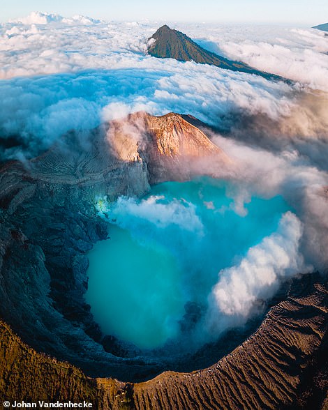 gọn núi lửa Kawah Ljen sừng sững, mà Johan nói là 'điểm nhấn tuyệt đối' trong chuyến đi Đông Java của anh. Miệng núi lửa của nó rộng một km và chứa một hồ nước màu xanh lam có tính axit cao