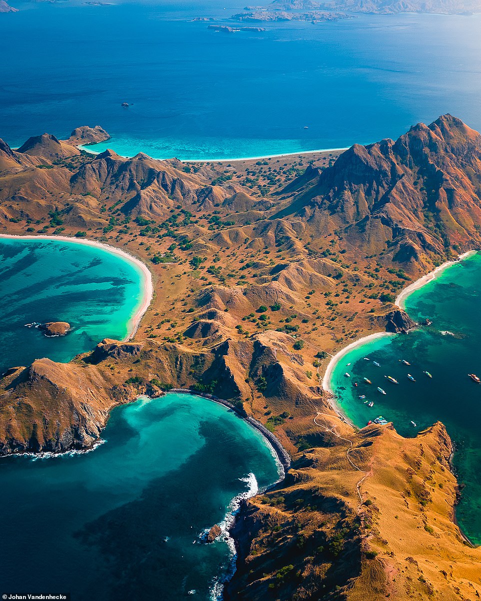 Đảo Padar tuyệt đẹp thuộc quần đảo Komodo, nơi du khách có thể thư giãn trên bãi biển cát hồng