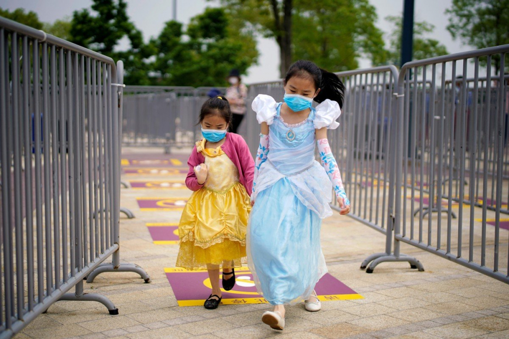 Trẻ em đeo khẩu trang tại Disneyland Thượng Hải (Trung Quốc) ngày 11/5 - Ảnh: Reuters