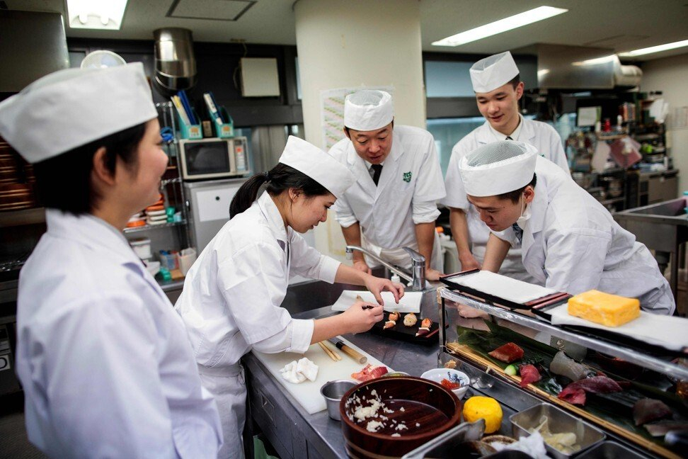 Hai phụ nữ Nhật được đào tạo đầu bếp sushi ở Tokyo, một nghề về truyền thống vốn do nam giới thống trị. Khi cơ hội làm việc cho phụ nữ tăng lên, tỷ lệ sinh có thể còn giảm hơn nữa - Ảnh: AFP