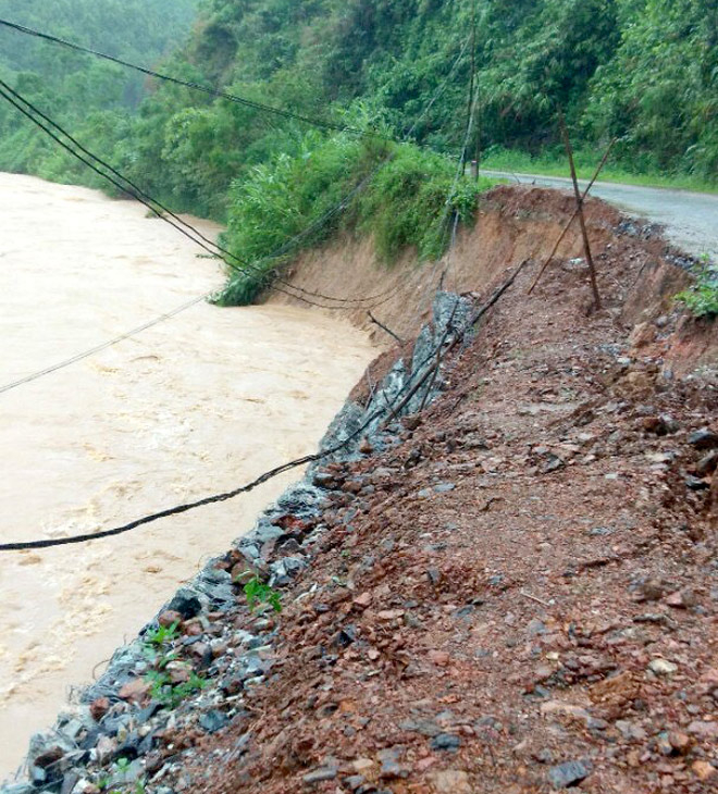 Một khu vực ta luy bị sạt lở.