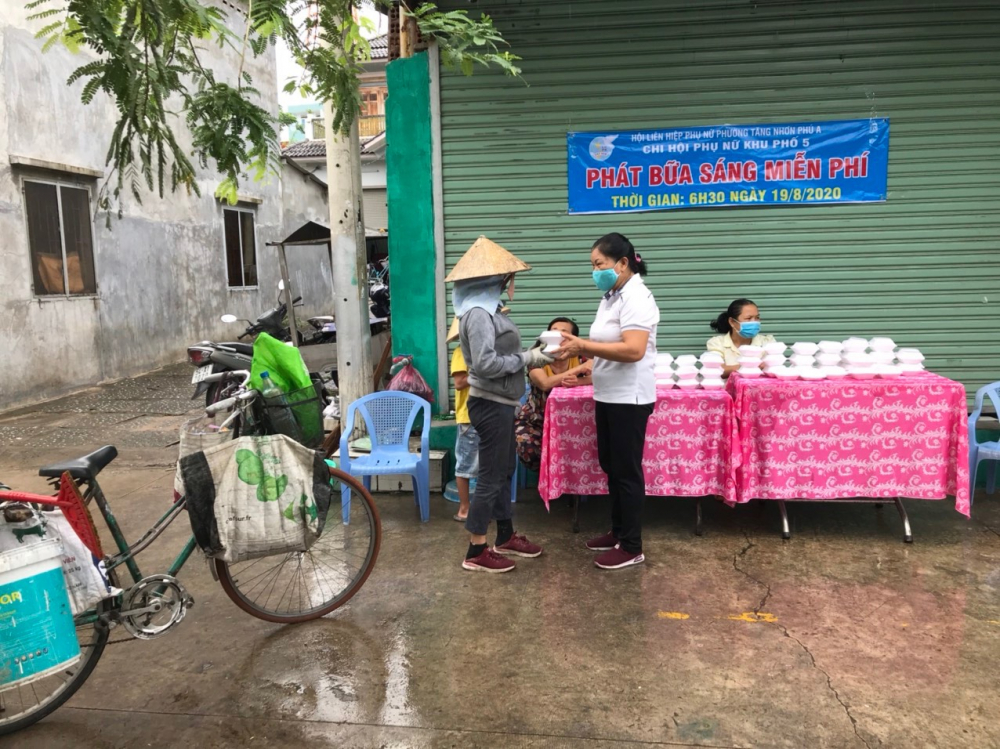 Các dì, chị ở phường Tăng Nhơn Phú A (quận 9) góp tiền mua 300 cái bánh bao về tặng người lao động. 