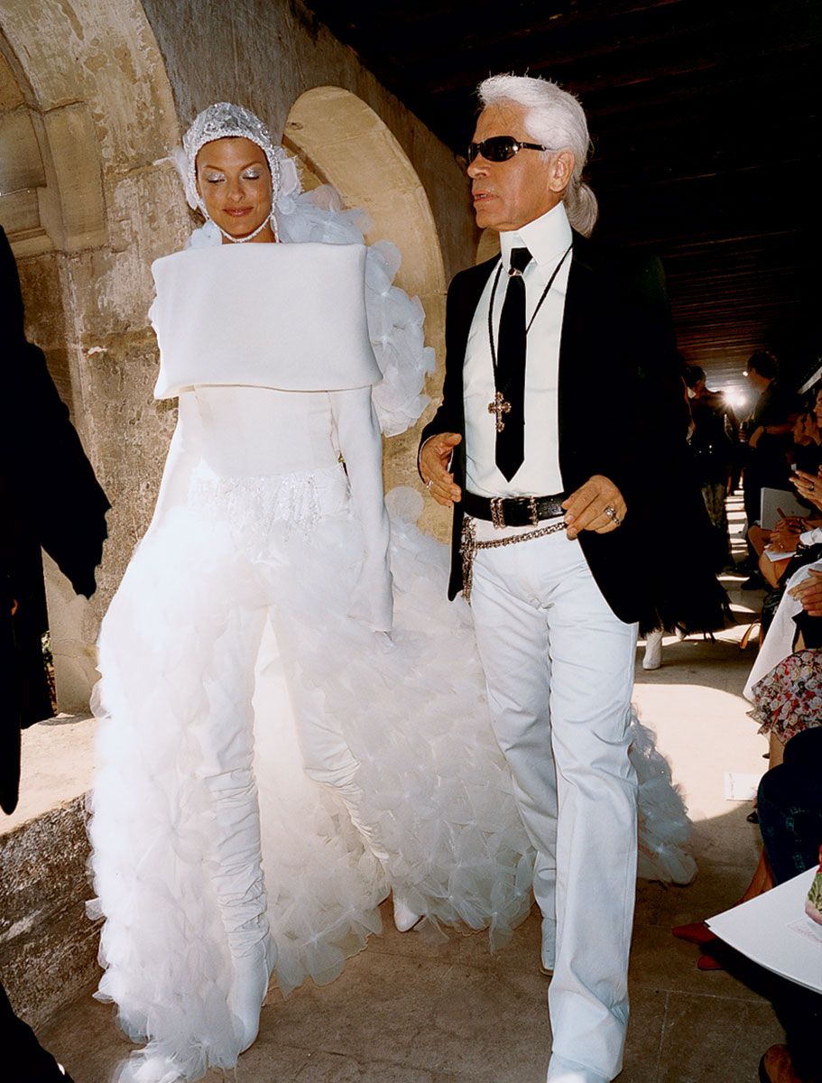 Hai chiếc váy cưới từ chuyện tình sau hai mươi năm bỏ lỡ của Ben Affleck -  JLo