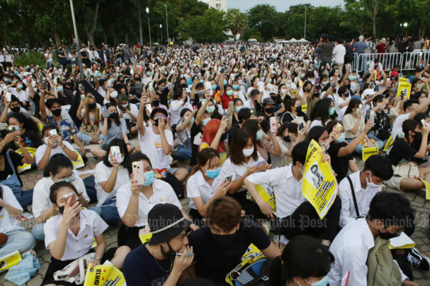 Hơn 1.000 sinh viên tham gia một cuộc biểu tình chống chính phủ tại Đại học Thammasat vào ngày 10/8.