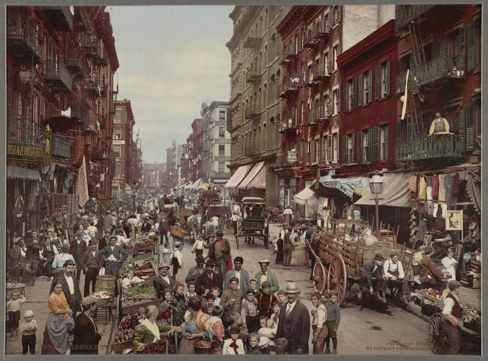 Người buôn bán dạo trên đường phố Mulberry, thành phố New York khoảng những năm 1900 - Ảnh: Bettman/Getty Images