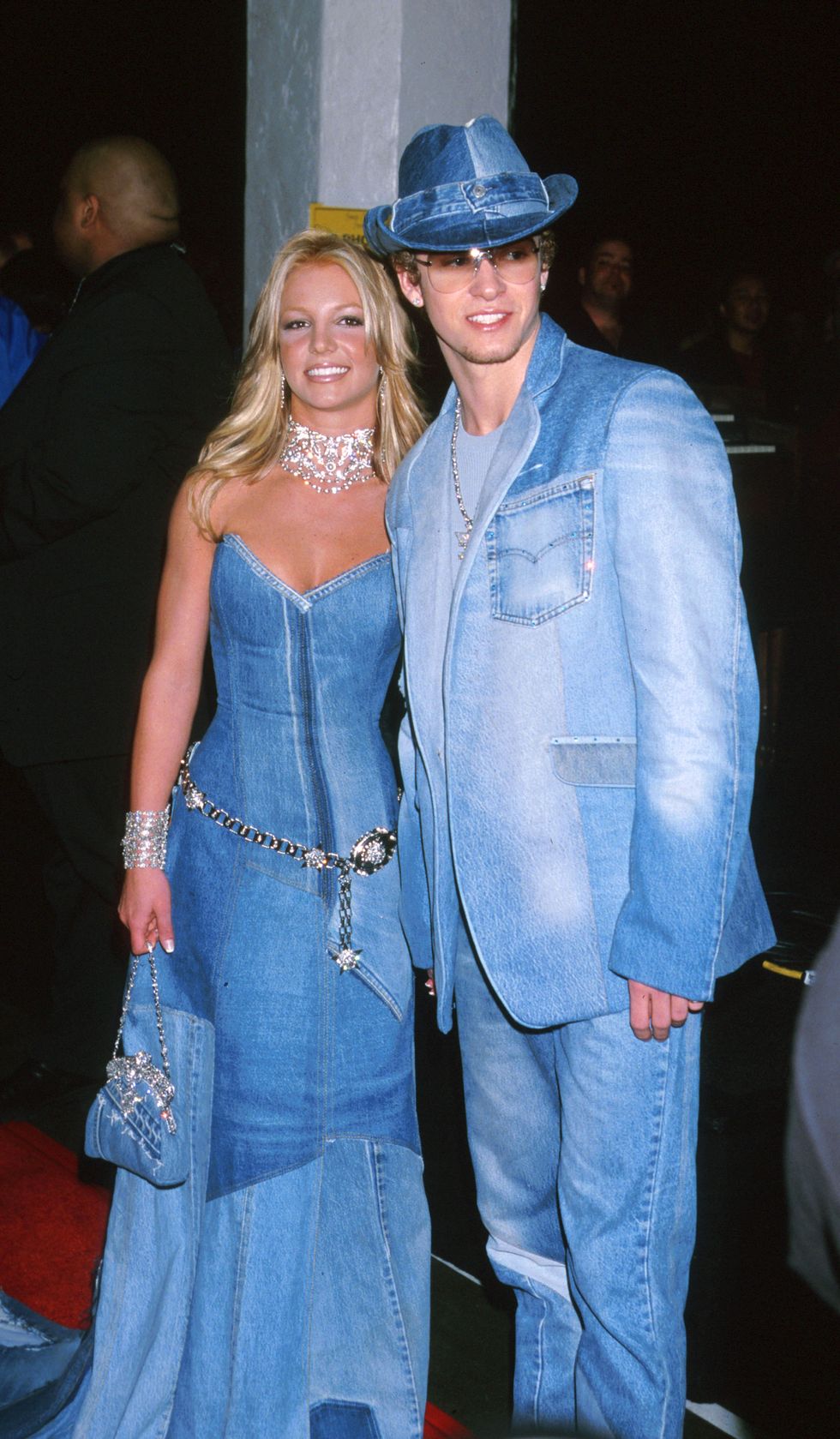 Britney Spears và Justin Timberlake, 2001 Brit và JT tuyên bố ngai vàng của họ là vua và nữ hoàng của denim với những bộ quần áo toàn jean này tại Lễ trao giải Âm nhạc Mỹ thường niên lần thứ 28.