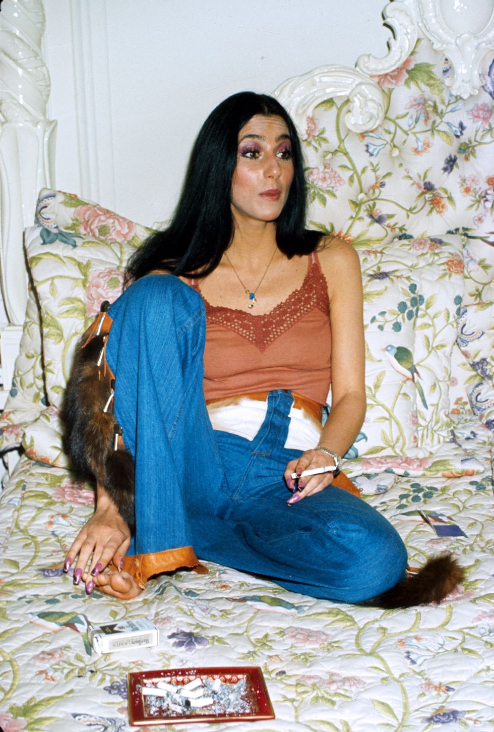 Cher, 1977 Các miếng dán lông, tua rua và da bò nâng những chiếc quần jean này lên trạng thái được Cher chấp thuận.