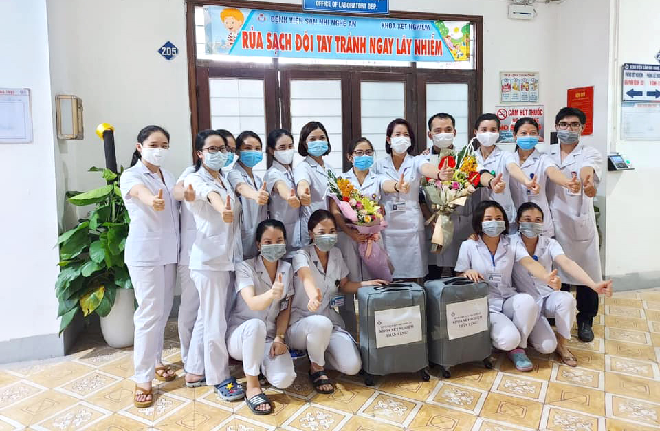 Bệnh viện Sản Nhi Nghệ An tổ chức lễ ra quân cho 2 cán bộ y tế tăng viện cho Đà Nẵng