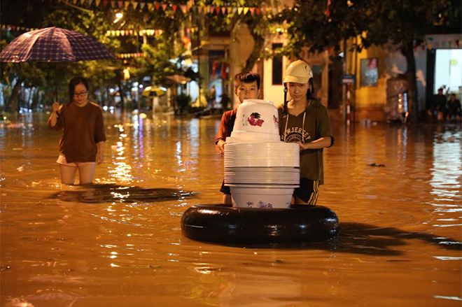 Người dân vận chuyển đồ ra khỏi nhà trong đêm (Ảnh: Báo Yên Bái).