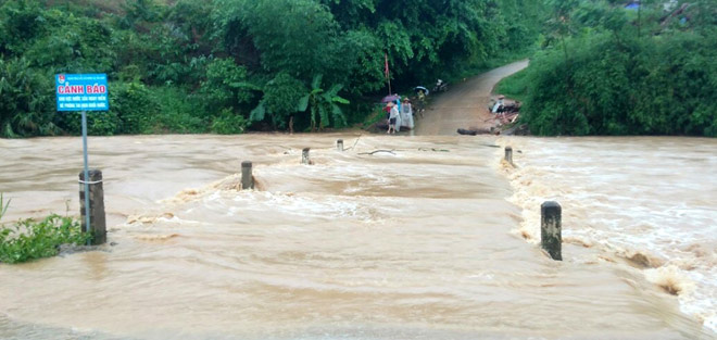 Nước sông Hồng dâng cao khiến giao thông bị gián đoạn, nhất là những khu vực đập tràn.