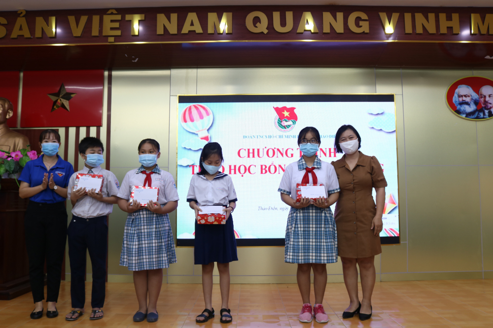Các em lần lượt được trao học bổng Nguyễn Thị Minh Khai, học bổng khuyến học và học bổng Lý Tự Trọng. 