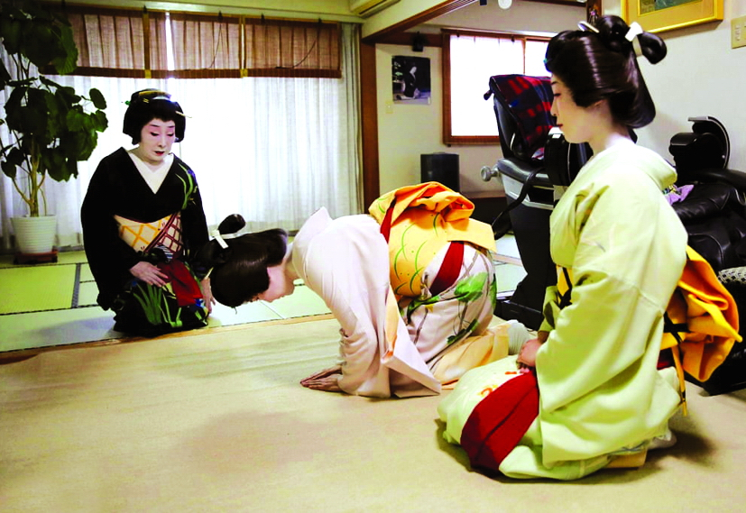 Ikuko (áo đen) và hai geisha khác tại quận Akasaka chuẩn bị đi đến buổi biểu diễn  tại một nhà hàng sang trọng ở Tokyo Ảnh: Reuters