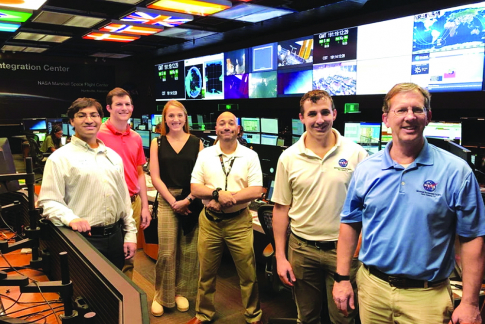 Erin và bố cùng những đồng nghiệp tương lai của cô tại NASA