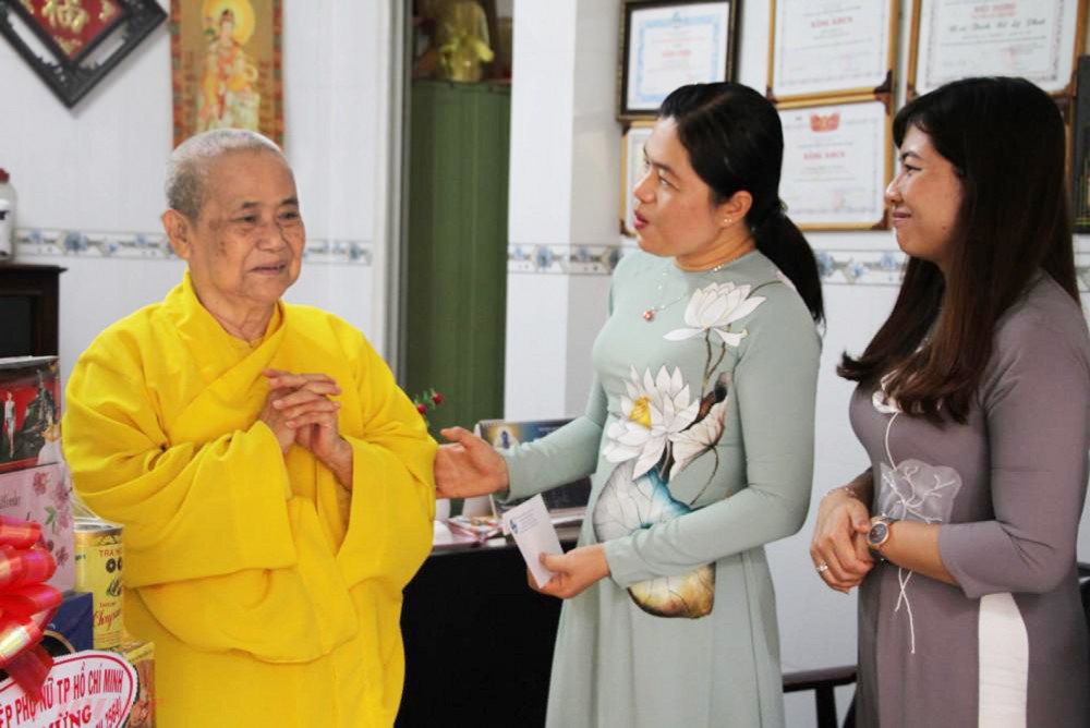 Bà Nguyễn Trần Phượng Trân (giữa) thăm hỏi ni trưởng Thích Nữ Lệ Phát, trụ trì chùa Châu An, Q.Gò Vấp, TP.HCM 
