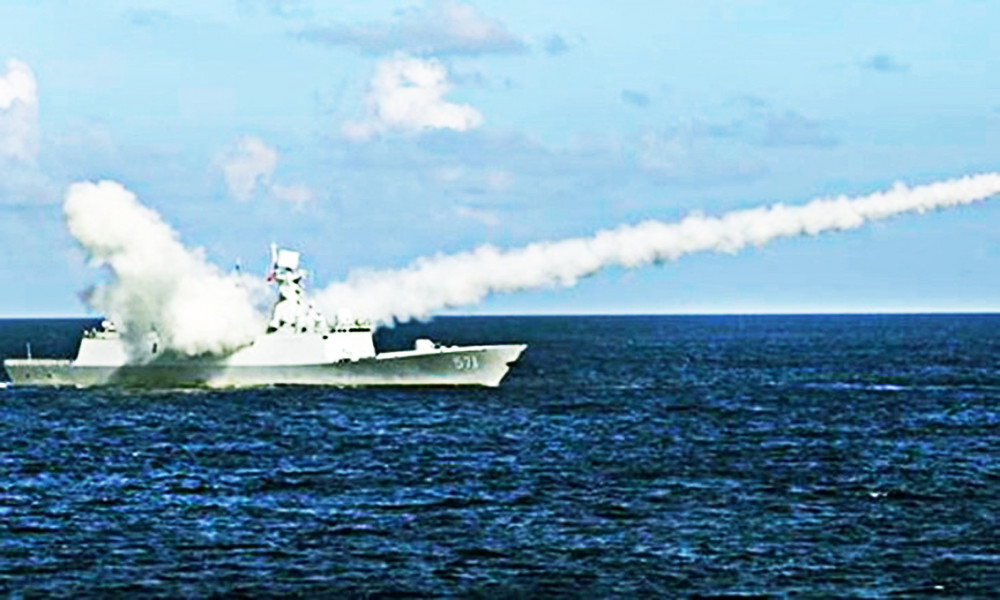 Từ năm 2016, Hải quân Trung Quốc đã tập trận bắn đạn thật phi pháp ở vùng biển giữa đảo Hải Nam và quần đảo Hoàng Sa của Việt Nam - Ảnh: AP