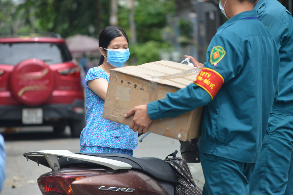 Lực lượng dân quân tự vệ tại TP.HCM hỗ trợ người dân trong khu vực bị phong tỏa do COVID-19