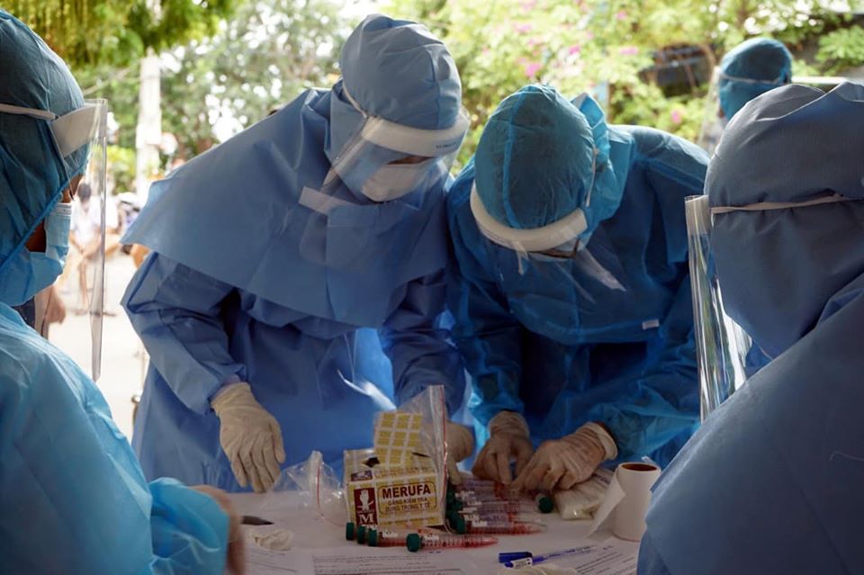 Nhân viên y tế lấy mẫu xét nghiệm COVID-19 tại Đà Nẵng