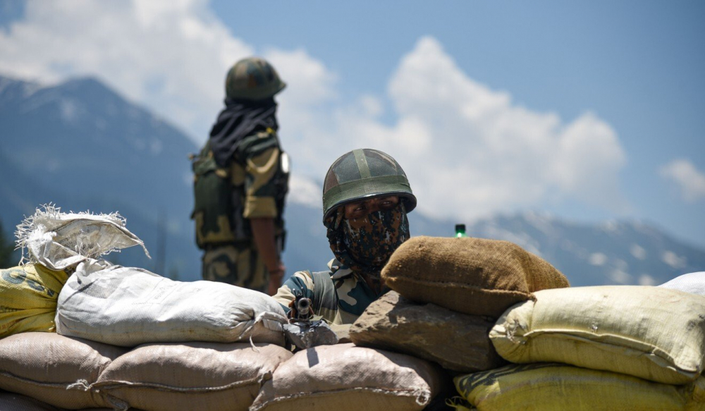 Quân đội Ấn Độ canh giữ một con đường cao tốc dẫn đến khu vực Ladakh, nơi Ấn Độ và Trung Quốc bị mắc kẹt trong tranh chấp biên giới - Ảnh: DPA
