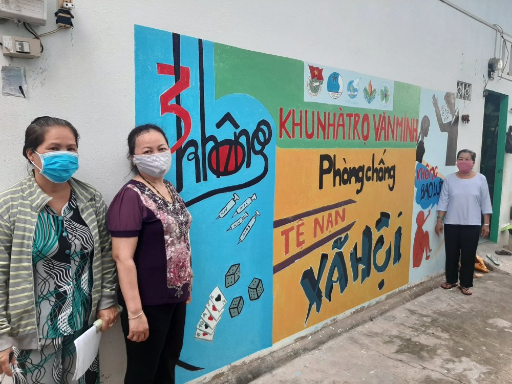 Hội viên phụ nữ xã Phước Kiển cùng khánh thành bức tường mới được Hội vẽ tranh cổ động, làm đẹp tuyến hẻm