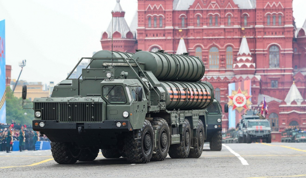 Hệ thống tên lửa đất đối không S-400 của Nga tham gia diễu binh ở Quảng trường Đỏ, Moscow - Ảnh: Xinhua