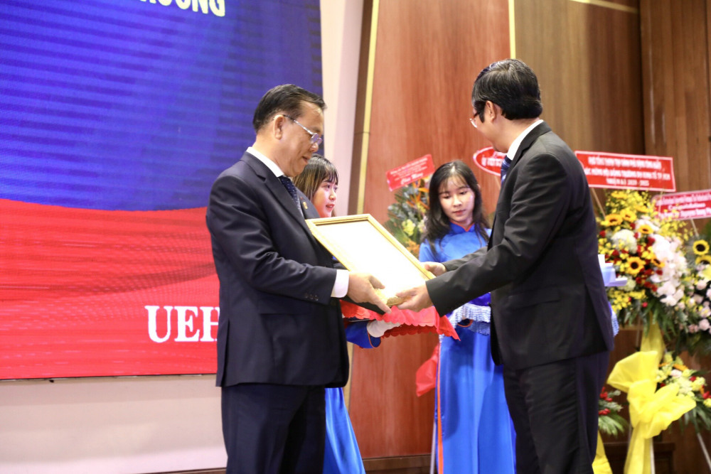 Thứ trưởng Bộ GD-ĐT Nguyễn Văn Phúc (phải) trao quyết định công nhận Chủ tịch Hội đồng trường 