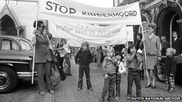 Cuộc biểu tình quy mô lớn mang tên Stop de Kindermoord (Chấm dứt thủ phạm giết trẻ em) đã góp phần làm giảm số lượng ô tô ở Hà Lan từ những năm 1970 - DUTCH NATIONAL ARCHIVE)