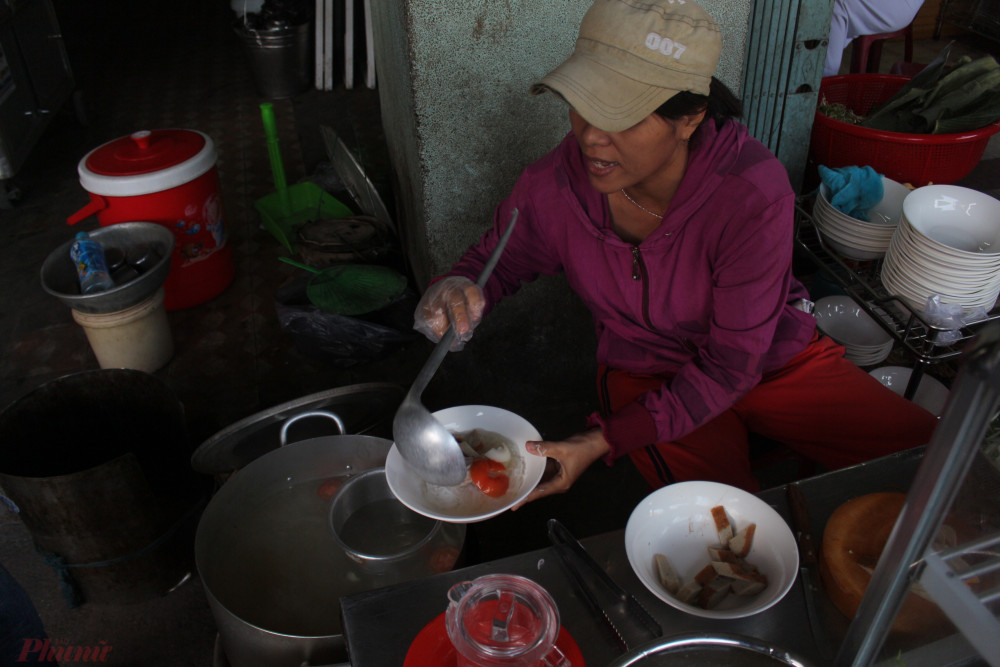 Mỗi lần đến Nha Trang, tôi đều tranh thủ ăn một tô bún cá.