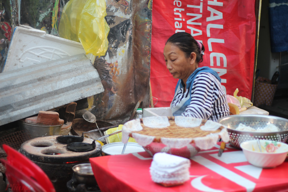 Những chiếc bánh xèo vỏ nóng hổi. 