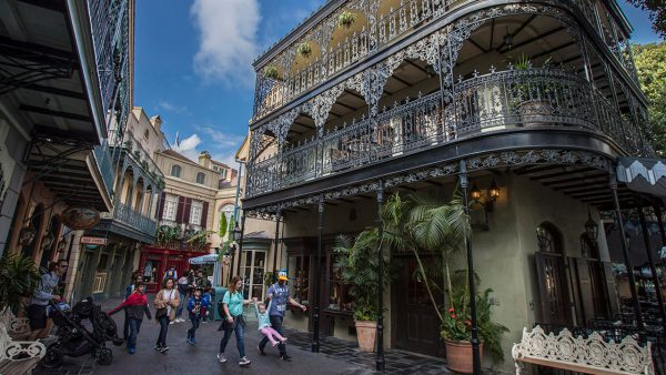 Một con đường ở khu vực quảng trường New Orleans - Disneyland