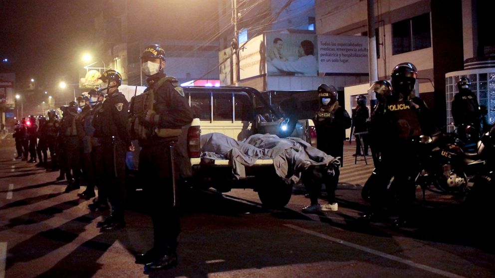 Cảnh sát phong tỏa hộp đêm vi phạm giãn cách ở thủ đô Lima, Peru