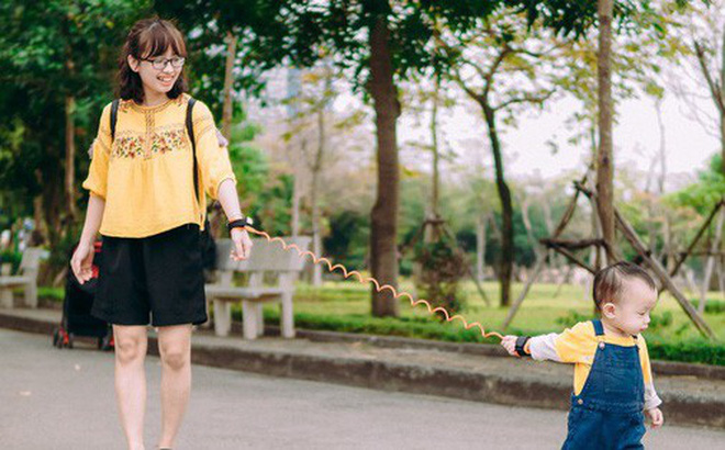 Ở nước ngoài, nhiều bố mẹ mua sợi dây chống con đi lạc để sử dụng, nên chăng bố mẹ Việt cũng cần áp dụng phương pháp đơn giản ái 