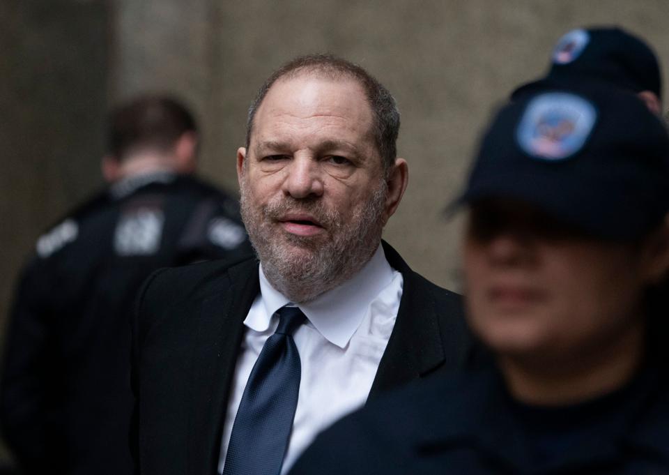 Weinstein tại Tòa thượng thẩm Bang New York ngày 26.4.2019. Loạt cáo buộc quấy rối tình dục khiến nhà cựu sản xuất phim chính thức lãnh án 23 năm tù, từ đầu tháng 3.2020.  