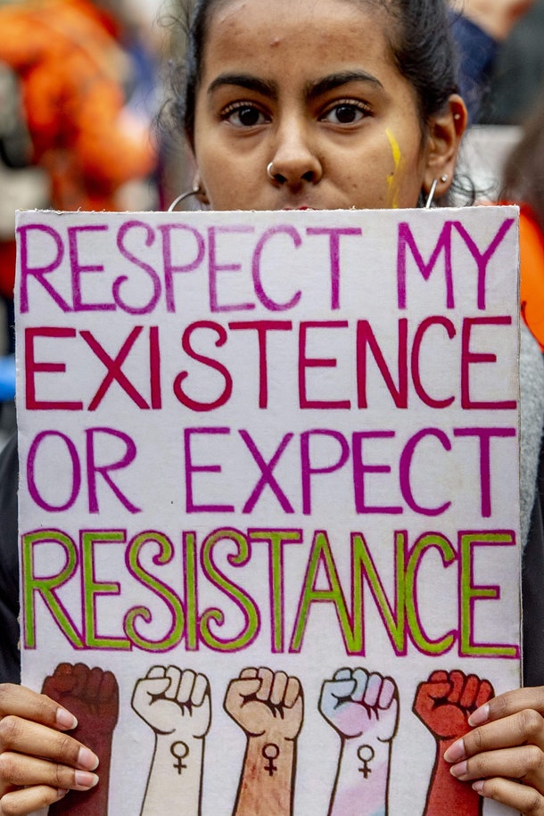“Tôn trọng sự tồn tại của tôi, hoặc chờ đợi sự phản kháng của tôi”. Một cô gái trẻ gốc Á giơ tấm áp phích cổ động trong sự kiện diễu hành Quốc tế Phụ nữ tại Amsterdam, Hà Lan, ngày 9.3.2019.