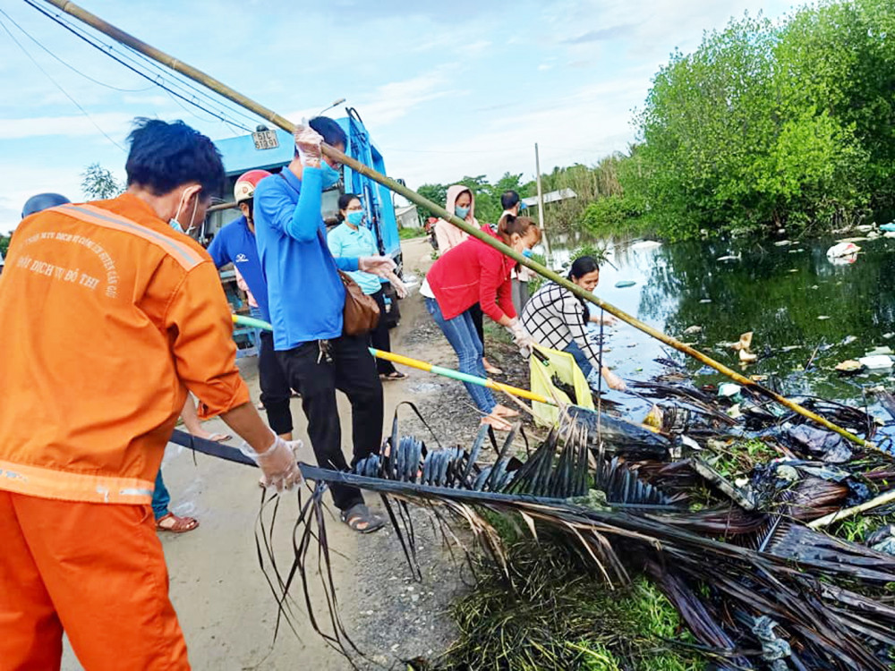 Người dân huyện Cần Giờ tham gia cải tạo tuyến kênh đen, trồng cây xanh