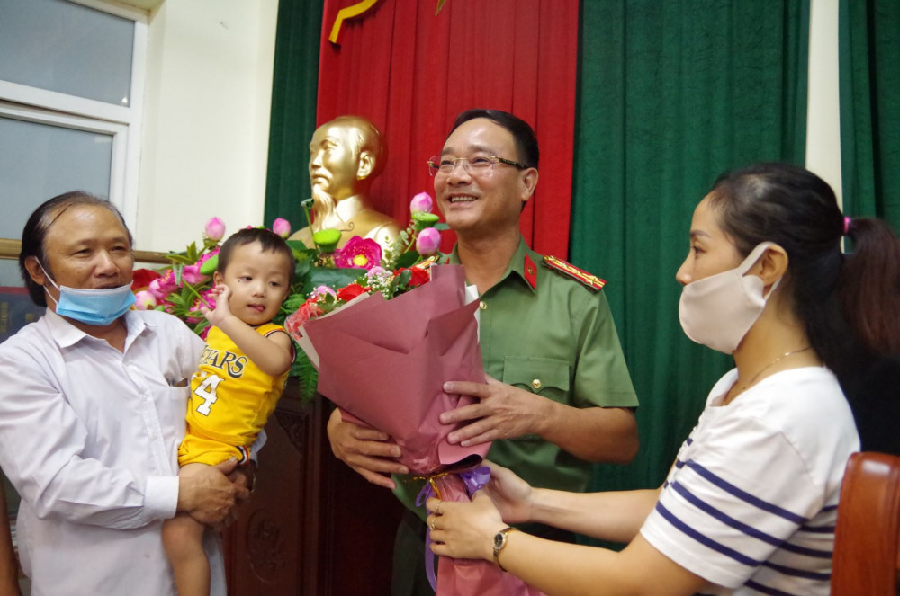 Gia đình cháu bé tặng hoa cho cơ quan Công an sau khi được nhận lại con.