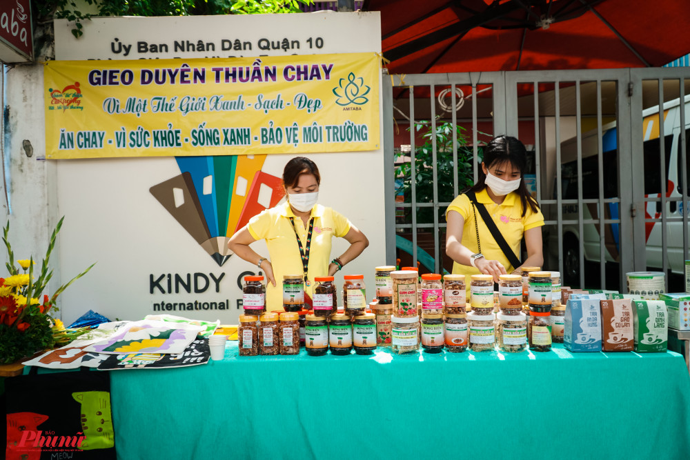 Mô hình bán thực phẩm chay gây quỹ cho chương trình Suất ăn yêu thương.