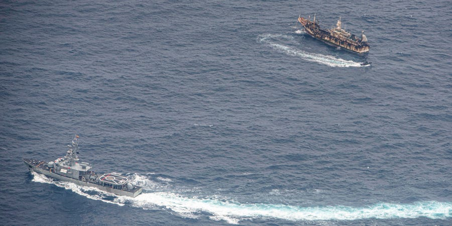 Các tàu hải quân Ecuador bao vây một tàu đánh cá Trung Quốc ở vùng biển quốc tế gần quần đảo Galapagos ngày 7/8/2020 - Ảnh: Reuters