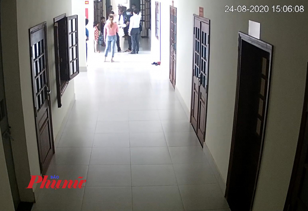 Bị cáo Hào cùng nhiều đối tượng khác kéo nhau lên tòa gây rối vào chiều 24/8. Ảnh: Cắt từ Camera.