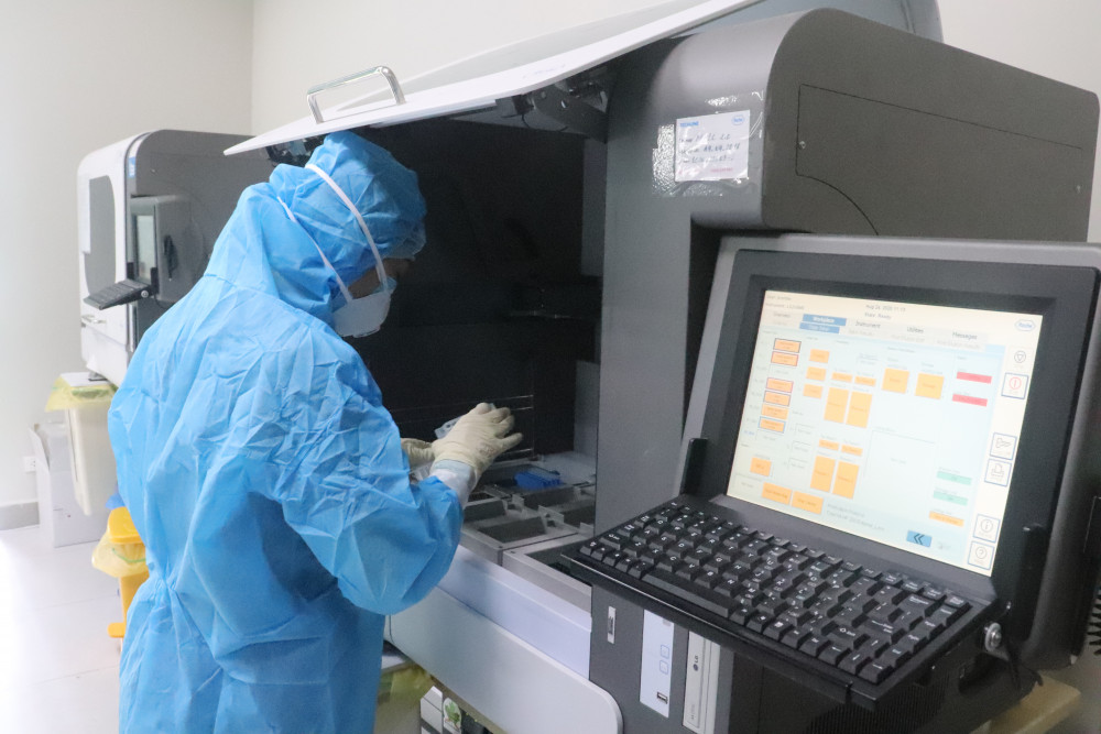 Cán bộ, nhân viên Khoa Nghiên cứu Sinh học phân tử các bệnh truyền nhiễm (Bệnh viện Nhi) làm việc xuyên ngày đêm để kịp tiến độ trả mẫu