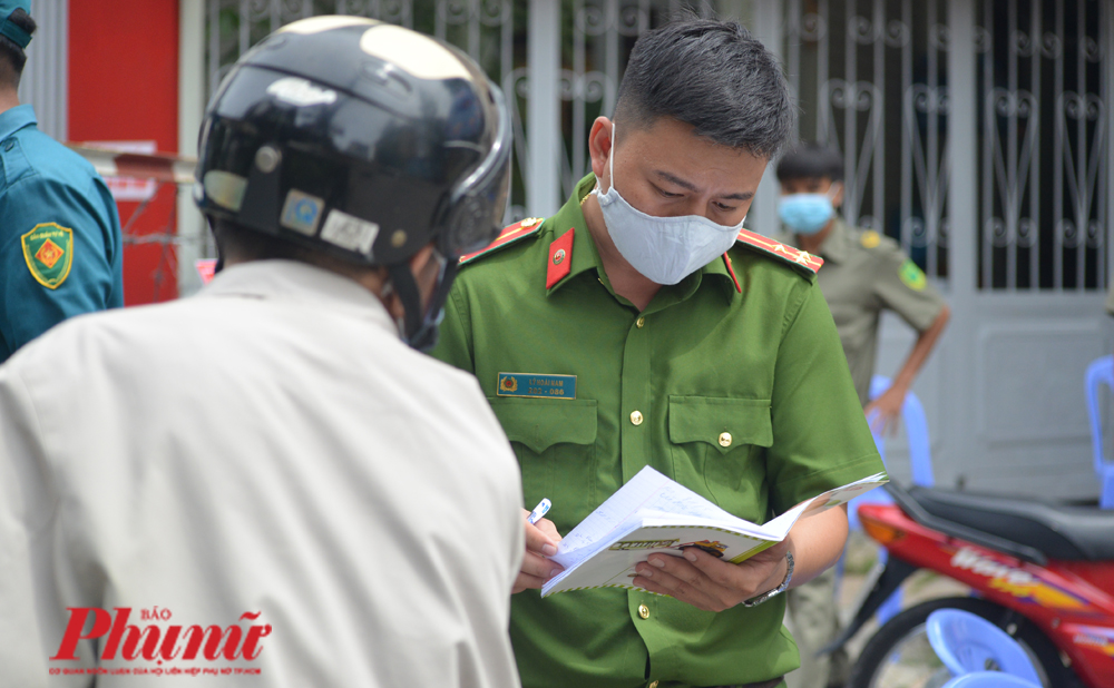 TP.HCM kiểm tra người ra vào khu vực bị phong tỏa do COVID-19. 