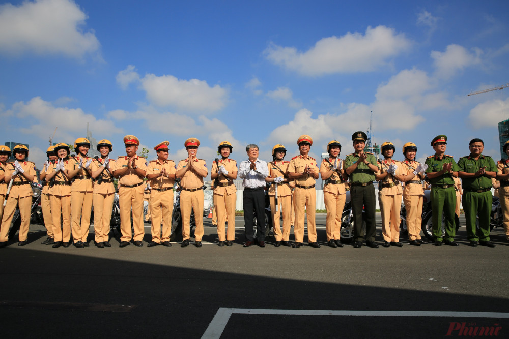 Đội nữ CSGT dẫn đoàn chụp hình lưu niệm với lãnh đạo sau khi kết thúc lễ ra mắt. 