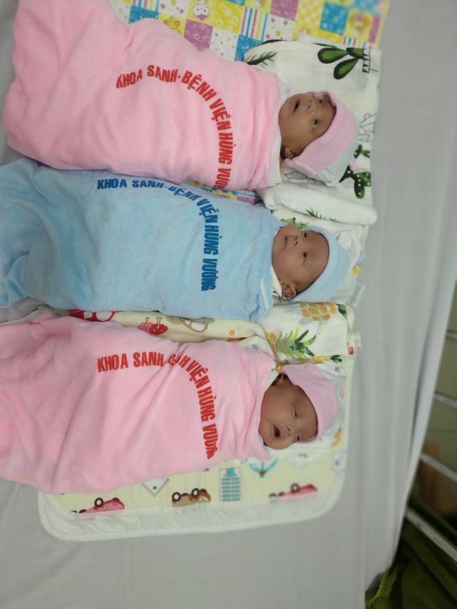 Ba em bé chào đời thiếu tháng với cân nặng lần lượt là 785 gram, 850 gram và 860 gram.