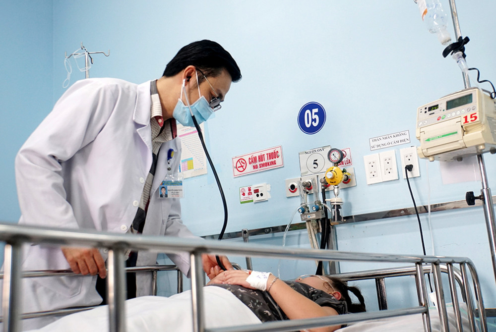 Bác sĩ Tuấn đang khám cho bệnh nhi bị sốt xuất huyết