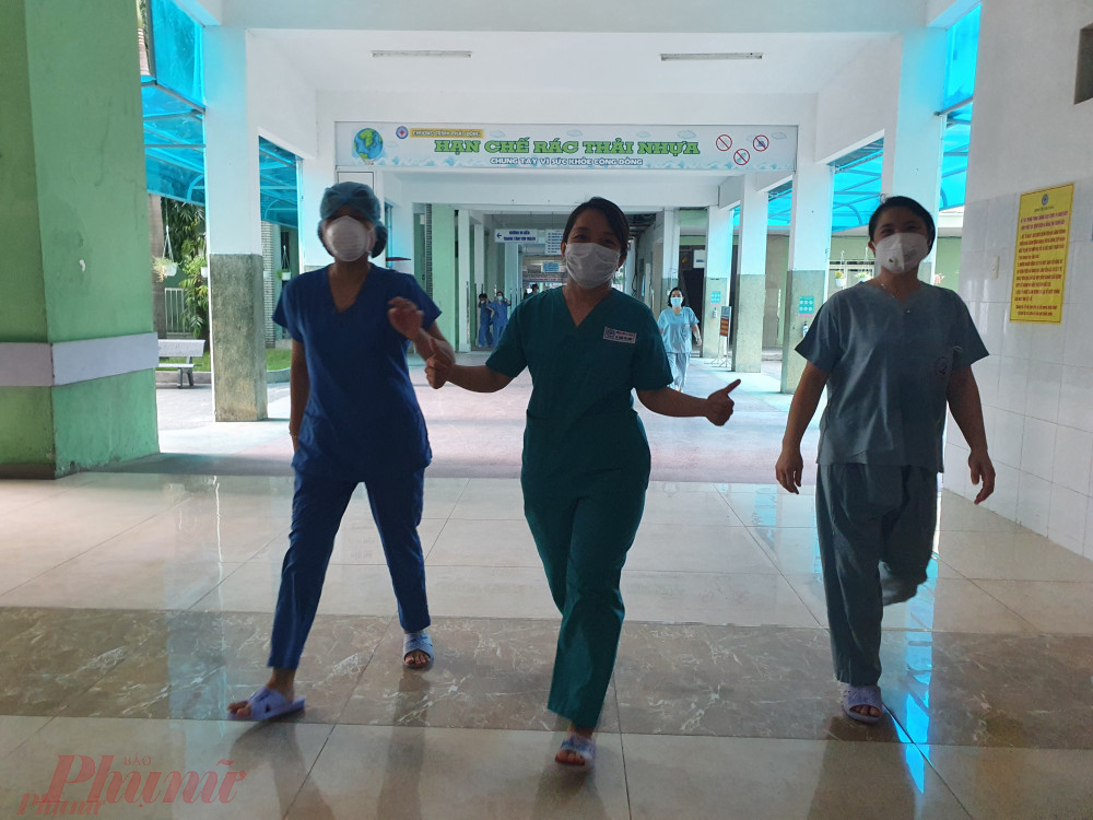 Nhân viên y tế bệnh viện Đà Nẵng vui mừng ngày được dỡ lệnh phong tỏa