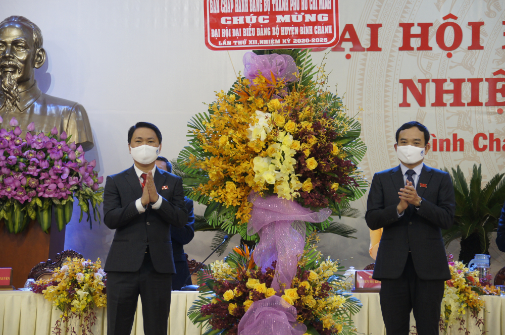 Ông Trần Lưu Quang (Bên phải)  tặng hoa chúc mừng đại hội.