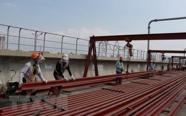 Công nhân thi công đường ray tuyến metro số 1 tại TP.HCM. Ảnh: Tiến Lực/TTXVN