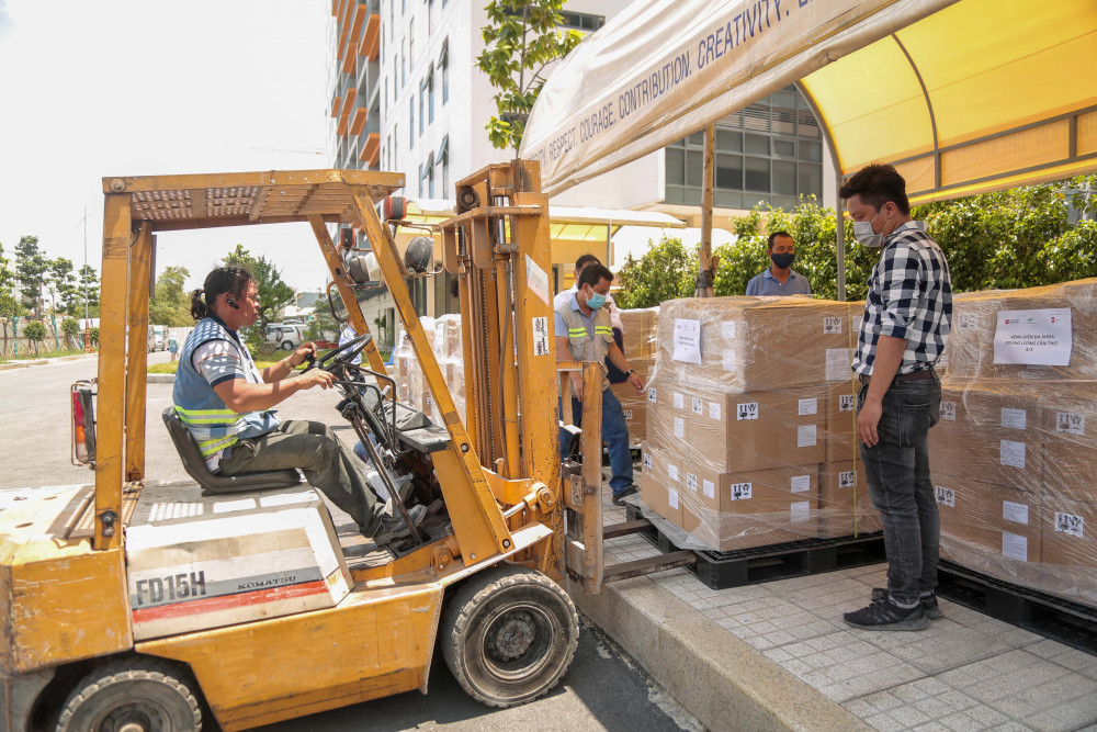 Cùng ngày, hàng trăm máy thở đang được chuyển đến các địa phương có dịch bệnh