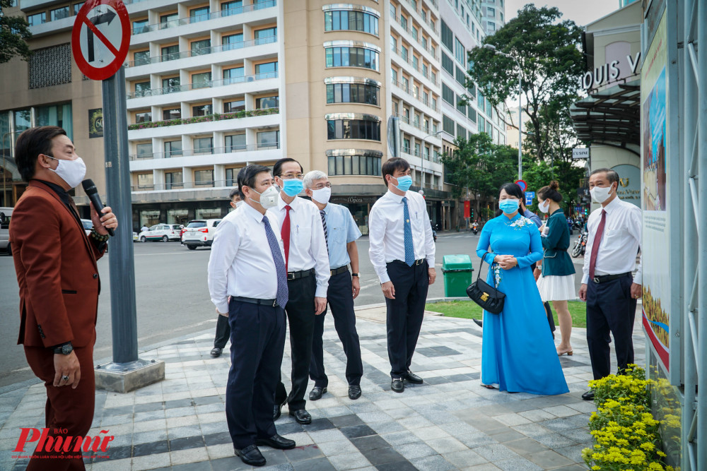 Sau đó, ban lãnh đjao cùng tham quan các ảnh được trưng bày tại buổi triển lãm