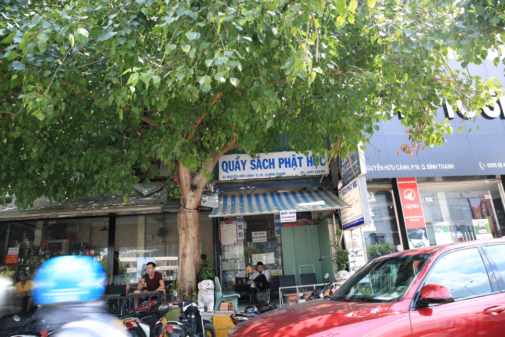Hơn 10 năm nay quầy sách phật học miễn phí đọc, mượn cho mọi người tồn tại dưới tán cây bồ đề trên đường Nguyễn Hữu Cảnh, quận Bình Thạnh, thành phố Hồ Chí Minh. 